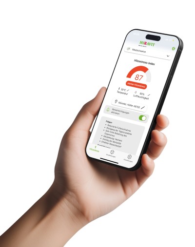 Eine Hand hält ein Handy mit geöffneter KeepCool-App
