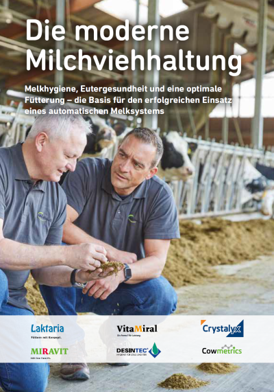 Zwei Personen hocken am Futtertisch und schauen sich Futter an.